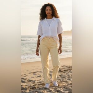 nwt- Universal Thread 
Basic Yellow Jeans
Five pocket classic denim straight fit